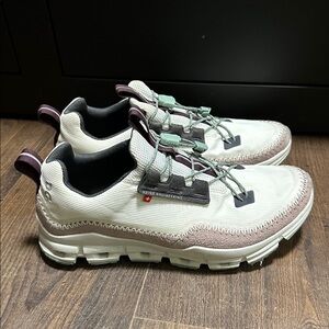 ON RUNNING CLOUDAWAY SNEAKERS SIZE 8